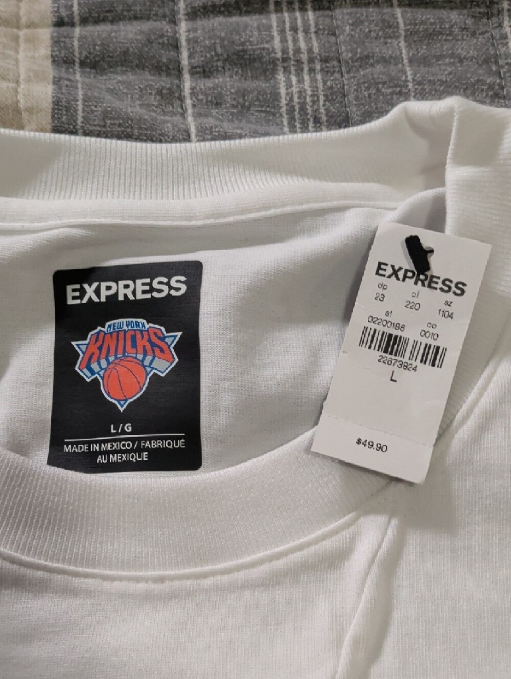 Express White New York Knicks Split Graphic Tee in Blue and Orange - Picture 4 of 4